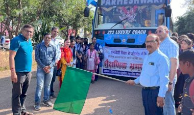 CG:समावेशी शिक्षा अन्तर्गत शैक्षणिक भ्रमण बस को DEO अरविंद मिश्रा ने हरी झंडी दिखाकर किया रवाना