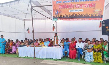 CG - पश्चिम बंगाल के संदेशखाली में महिलाओं के साथ हो रहे अत्याचार के खिलाफ भाजपा महिला मोर्चा ने दिया धरना, ममता बनर्जी का फूंका पुतला...