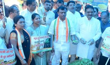 CG Politics : महंगाई को लेकर कांग्रेस का प्रदेशव्यापी प्रदर्शन, PCC चीफ बैज ने खरीदी सब्जियां, दाम पूछकर बोले- एक किलो नहीं खरीद पाउंगा......