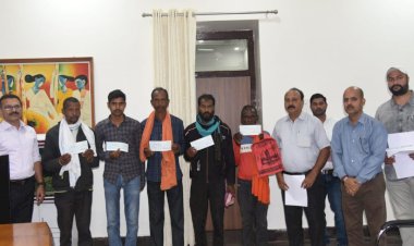 कलेक्टर ने छात्र दुर्घटना बीमा राशि का चेक के माध्यम से किया वितरण।