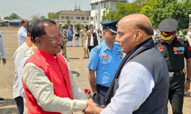 RAIPUR NEWS : केंद्रीय रक्षा मंत्री राजनाथ सिंह के आज रायपुर के स्वामी विवेकानंद एयरपोर्ट माना पहुंचने पर मुख्यमंत्री विष्णुदेव साय ने किया आत्मीय स्वागत