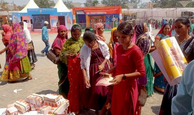CG MAHATARI VANDAN YOJNA : महतारी वन्दन सम्मेलन में प्रचार सामग्री का वितरण,आम नागरिक ,सरकार की योजनाओं की कर रहे है मुक्तकंठ से सराहना