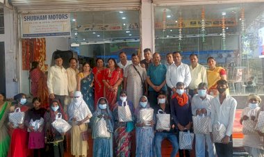CG बेमेतरा:टीबी मरीज को सामाजिक कार्यकर्ता शुभम मोटर्स द्वारा दिया गया  पोषणआहार...निशुल्क लगातार मरीजों  का सहयोग किया जा रहा हैं।