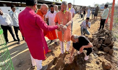 महामण्डलेश्वर स्वामी हंसराम उदासीन ने गौ पूजन कर किया वृक्षारोपण