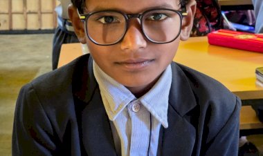 टीचर ने स्कूल बच्चे की मद्द : बच्चे को बोर्ड पर लिखे अक्षरों को पढ़ने में हो रही थी दिक्कत, शिक्षक ने दिलवाया चश्मा, बच्चे ने अपने टीचर को दिया धन्यवाद...