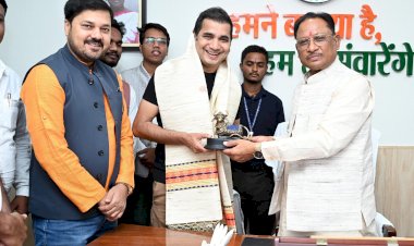 CG - मुख्यमंत्री विष्णुदेव साय ने “भाभी जी घर पर हैं” फेम सक्सेना जी उर्फ़ अभिनेता सानंद वर्मा से की मुलाकात, सक्सेना बोले - छत्तीसगढ़ में फिल्म शूटिंग की है अपार संभावनाएं.....