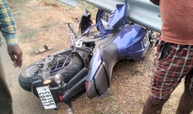 कंचनपुर नहर मुख्यमार्ग में तेज रफ्तार बाइक सवार लोहे के रैलिंग से टकराये नाबालिक युवक की मौत दूसरे की हालत गंभीर जिला अस्पताल रेफर।