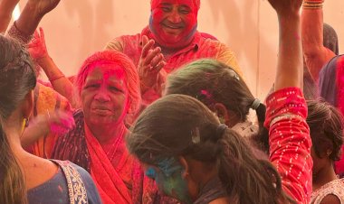 लखनपुर विधायक निवास में होली मिलन समारोह में महिलाओं ने विधायक के साथ जमकर खेला रंग गुलाल।