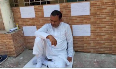 CG Politics : लोकसभा चुनाव से पहले छत्तीसगढ़ में कांग्रेस की अंदरूनी कलह तेज, आमरण अनशन पर बैठे कांग्रेसी नेता, पार्टी दफ्तर में लगाया पोस्टर, बोले- मेरी तपस्या में क्या कमी.....