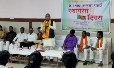CG - पंडित दीनदयाल उपाध्याय वार्ड में मनाया गया भाजपा का 45 वां स्थापना दिवस...