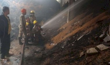 CG- राइस मिल में लगी भीषण आग, लाखों के बारदाने और धान जलकर खाक, आग बुझाने फायर ब्रिगेड को करनी कड़ी मशक्कत....