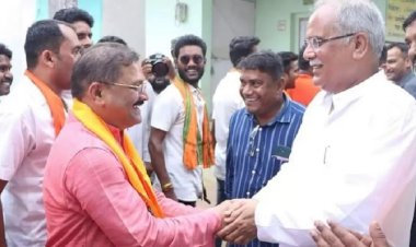 CG Politics : प्रचार के दौरान आमने-सामने हुए कांग्रेस प्रत्याशी भूपेश बघेल और भाजपा प्रत्याशी संतोष पांडेय, एक-दूसरे से मिलाया हाथ, दी शुभकामनाएं, फिर पीठ फिरते ही किया ये कटाक्ष, देखें VIDEO.....