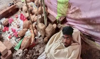 CG में युवक ने ली समाधिः नवरात्रि में उपवास रख 7 फीट गहरे गड्ढे में कर रहा देवी की आराधना,सिर्फ सिर है बाहर…प्रशासनिक अफसर भी पहुँचे…