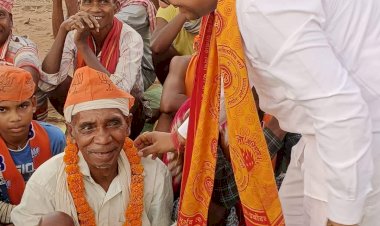 फिर से एक बार मोदी सरकार व महेश कश्यप, भाजपा प्रत्याशी, का चुनाव प्रसार के दौरान मे  वरिष्ठ बुजुर्ग को यूवा नेता नीलाम्बर सेठिया माला पहनाकर समान कर आशीर्वाद प्राप्त किया...