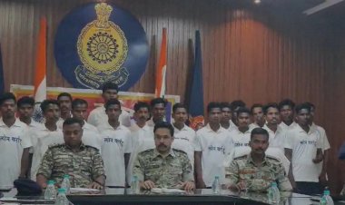 CG - चुनाव से पहले 26 माओवादियों ने किया आत्मसमर्पण, 6 महिला समेत इनामी नक्सली शामिल, खून-खराबे को छोड़ की घर वापसी.....