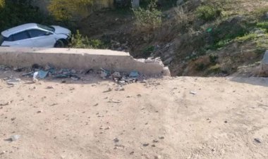 एनएच जुनाडीह में नलचेम्बर बाउंड्री वॉल तोड़ते गढ्ढे में गिरी कार बाल बाल बचे सवार