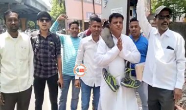 Social Media Viral News : नामांकन दाखिल करने के लिए जूते-चप्पलों की माला पहनकर पहुंचा उम्मीदवार, अनोखे अंदाज में देख हर कोई रह गया हक्का-बक्का, यहाँ देखें विडियो...