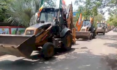 CM Yogi Adityanath CG Visit : छत्तीसगढ़ में सीएम योगी आदित्यनाथ की हुंकार,समर्थकों ने अनोखे अंदाज में निकली बुलडोजर रैली,देखे वीडियो…