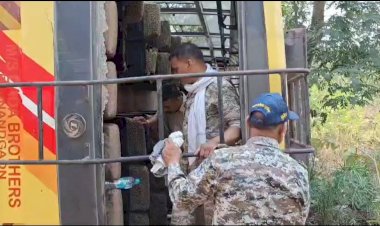 CG - जवानों से भरा हुआ बस पलटा, डिलमिली के समीप हुआ सड़क हादसा, 12 जवान हुए घायल, 05 घायल जवानों का ईलाज मेडिकल कॉलेज डिमरापाल अस्पताल में भर्ती कराया गया, बाकी बचे तोकापाल स्वास्थ्य केन्द्र में ईलाज चल रहा...