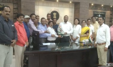 बस्तर में शांतिपूर्वक लोकसभा चुनाव कराए जाने पर कर्मचारी अधिकारी फेडरेशन ने कलेक्टर बस्तर को गुलदस्ता भेंट कर दी बधाई...
