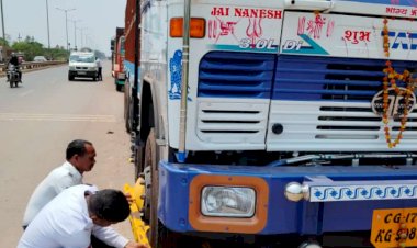 CG - सड़क दुर्घटना होने से बचने के लिए यातायात पुलिस जगदलपुर के द्वारा एनएच हाईवे एवं अन्य मार्गो के किनारे  अवैध पार्किंग करने वाले भारी वाहनों पर व्हील लॉक लगाकर किया चालानी कार्यवाही...