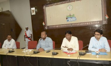 CG - शासन से प्राप्त निर्देशानुसार अनुकम्पा नियुक्ति के प्रकरणों का करें निराकरण - कलेक्टर विजय दयाराम के.