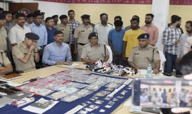 Mahadev Book का एक और ब्रांच ध्वस्त : महादेवा एप्प के माध्यम से ऑनलाइन खिला रहे थे सट्टा...सटोरियों पर छत्तीसगढ़ पुलिस की बड़ी कार्यवाही,गिरोह का पर्दाफाश,सेटअप सहित बरामद..