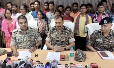 CG ब्रेकिंग : पुलिस के हाथ लगी बड़ी सफलता, 30 नक्सलियों ने किया आत्मसमर्पण, 9 नक्सलियों पर था इतने लाख का ईनाम, कई हिंसक वारदातों में रहे शामिल....