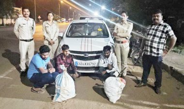 CG:बेमेतरा आबकारी विभाग की जबरदस्त कार्यवाही..मारो नारायणपुर मार्ग में एक कार से 192नग अवैध शराब के साथ03आरोपी गिरफ्तार... 21120 शराब व 1 लाख 10हजार का कार जप्त.. आबकारी उप निरीक्षक निवेदिता मिश्रा के द्वारा बड़ी कार्यवाही