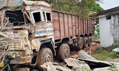 CG सड़क हादसा: दुगली थाना के सामने अनियंत्रित ट्रक मकान में जा घुसा...तेंदुपत्ता ठेकेदार के लिए महाराष्ट्र से आए दो मजदूर घायल...