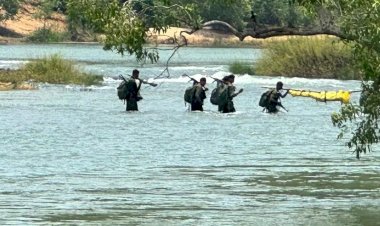 CG Naxal ब्रेकिंग : एंबुश लगाकर नक्सलियों ने की गोलीबारी, जांबाज जवानों ने संभाला मोर्चा, एक और नक्सली ढेर, शव कंधे में रख उफनती नदी पार करते दिखे जवान....