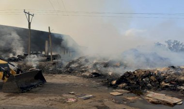 CG - आग का तांडव : पेपर फैक्टी में लगी भीषण आग, करोड़ों का सामान जलकर खाक, मौके पर पहुंची फायर ब्रिगेड की टीम…..