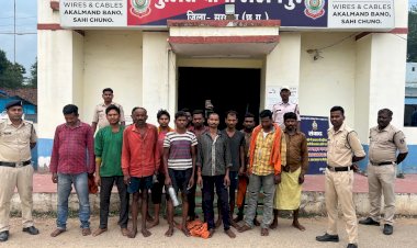 मोटरसाइकिल व साइकिल सहित अवैध कोयला ढोने वाले 13 लोगों के विरुद्ध लखनपुर/उदयपुर पुलिस ने की कार्यवाही।