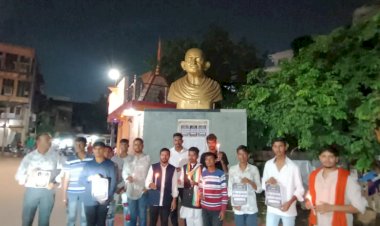 CG - रायपुर जिला युवा कांग्रेस के रायपुर पश्चिम विधनसभा के निर्वाचित सचिव ने झीरम घाटी में शहीद नेता एवं जवानों को पुष्पमाला अर्पण कर दिया भावपूर्ण श्रद्धांजलि...