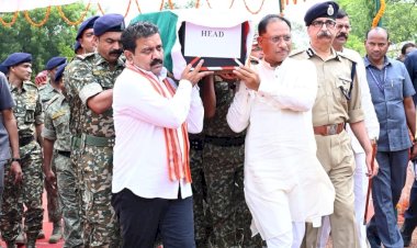 Chhattisgarh News : मुख्यमंत्री व उप मुख्यमंत्री ने दिया शहीद को कांधा,मुख्यमंत्री बोले,नक्सलियों के खिलाफ लड़ाई तेज, जवानों की शहादत नहीं जाएगी बेकार...