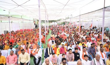 मन में कभी गुरुर ना आए, समाज की सेवा करते मेरी जिंदगी जाए- उपमुख्यमंत्री विजय शर्मा,

कवर्धा में आयोजित महाराणा प्रताप जयंती समारोह में शामिल हुए विधानसभा अध्यक्ष डॉ. रमन सिंह एवं उप-मुख्यमंत्री विजय शर्मा।