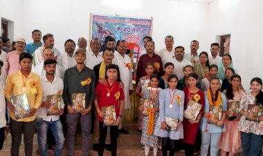 सर्व यादव समाज सुरजपुर ने किया प्रतिभावान छात्र छात्रओं का सम्मान...
प्रदेश अध्यक्ष रमेश यदु  के जन्मदिन पर हुए विविध आयोजन...