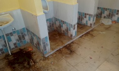 साहब का शौचालय साफ सुथरा फिर जनता से क्या लेना देना....
देख रेख के अभाव में गंदगी का भेंट चढ़ा जनपद व तहसील के बीच मे बना सार्वजनिक शौचालय...