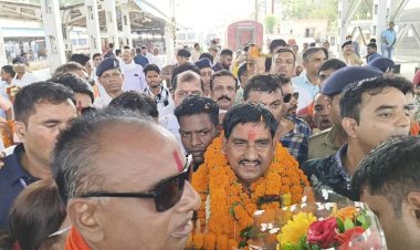 CG - शिक्षकों को केंद्रीय मंत्री का स्वागत करना पड़ा भारी, कई शिक्षकों की जेब से 50 हजार से ज्यादा रुपए पार, जानिए क्या पूरा मामला.....