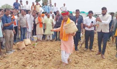 CG - मुख्यमंत्री विष्णुदेव साय का दिखा अलग अंदाज, ग्राम देवता एवं ईष्ट देवता की पूजा कर खेत में की धान की बुआई, देखें तस्वीरें और वीडियो.....