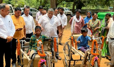विधायक राजेश अग्रवाल के मुख्य अतिथि में अदाणी फाउंडेशन की एक और अनुपम पहल: उदयपुर और लखनपुर विकासखंड में सुगम आवागमन के लिए प्रदान किए गए ई–वाहन।