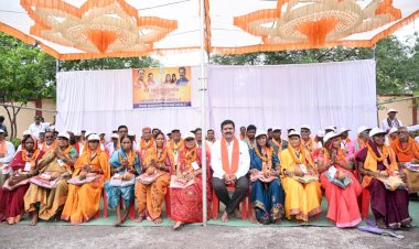 उपमुख्यमंत्री विजय शर्मा ने अयोध्या और काशी विश्वनाथ से लौटे दर्शनयात्रियों का किया स्वागत,
श्रद्धालुओं ने उपमुख्यमंत्री शर्मा को श्रवण बेटा कहकर दिया आशीर्वाद और उज्ज्वल भविष्य की कामना की।