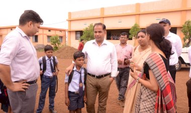 आंगनबाड़ी केंद्र में बच्चों के लिए पके भोजन का कलेक्टर ने चखा स्वाद

कलेक्टर डाॅ. गौरव सिंह पहुंचे स्वामी आत्मानंद अंग्रेजी माध्यम स्कूल, बच्चों से की बातचीत