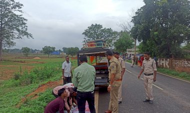 कार के गेट खोलने से बाइक वाला गिरा .. सामने से आ रही वाहन से टकराकर बाइक सवार लड़की की मौत एक घायल...