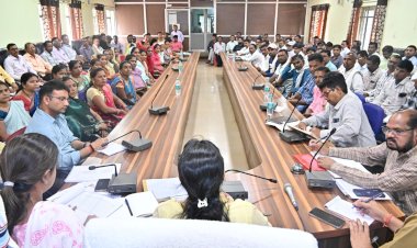 कलेक्टर नम्रता गांधी ने ली सरपंच, सचिवों की बैठक...अधूरे निर्माण कार्यों को जल्द पूरा करने के दिए निर्देश...