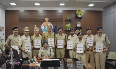CG - 3 आरक्षक निलंबित : 12 पुलिस अधिकारी बने कॉप ऑफ द मंथ, इस वजह से किया गया सम्मानित.....