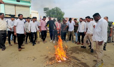 केंद्र सरकार की भ्रष्ट शिक्षा नीति के विरोध में ब्लॉक कांग्रेस कमेटी एवं एनएसयूआई कार्यकर्ताओं ने प्रधानमंत्री एवं केंद्रीय शिक्षा मंत्री का फूंका पुतला...