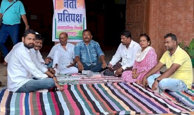 नेता प्रतिपक्ष के अतिरिक्त कक्ष हेतु कॉंग्रेस पार्षदो ने नगर निगम परिसर में किया प्रदर्शन...