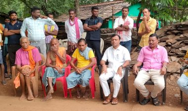 पी सी सी चीफ दीपक बैज पहुंचे बड़े धराऊर स्व. मंगल मुरिया को शोक संतप्त परिजनों से मिलकर कर बंधाया ढांढस..कहा सरकार से करेंगे मुआवजे की मांग...