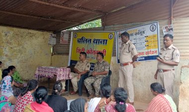 CG - थाना कोतवाली क्षेत्र के धरमपुरा कालीपुर अटल आवास में चलित थाना लगा कर  ग्रामीणों को नवीन कानूनों के संबंध में जानकारी दी गई...